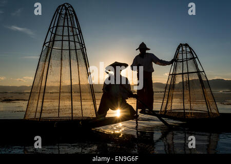 I pescatori sul Lago Inle pesca, Myanmar. Foto Stock