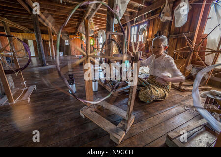 Donna di seta di filatura in Lago Inle regione, Myanmar Foto Stock