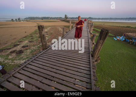 Le persone che attraversano il ponte di legno al tramonto, U- bein bridge, Mandalay Myanmar. Foto Stock