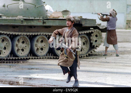 Un Afghan mujahideen fighter con Jamayat-e-Islami forze durante la lotta contro Hezb-i Islami dopo la caduta della capitale Aprile 19, 1992 a Kabul, Afghanistan. Combattimenti tra fazioni mujahideen cominciò quasi immediatamente dopo aver catturato la città. Foto Stock