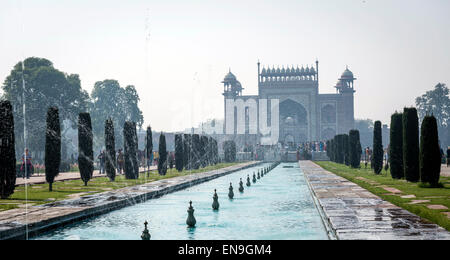 L'ingresso sud del Taj Mahal, Agra, India Foto Stock