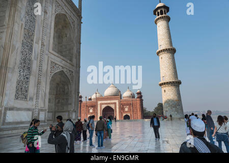 I turisti e i turisti in visita al Taj Mahal, Agra, India Foto Stock