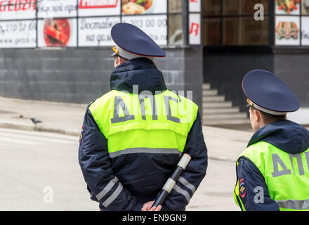 Il russo gli ufficiali di polizia in piedi dalla strada in calce-uniforme colorata Foto Stock