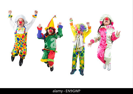 4 bambini indiani amici Joker Costume Jumping Foto Stock