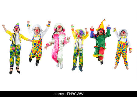 Bambini indiani Amici in gruppo Joker Costume Jumping Foto Stock