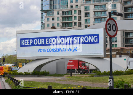 Vauxhall Cross di Londra, Regno Unito. Il 30 aprile 2015. Elezioni generali 2015: un tabellone elettronico pubblicità il Partito conservatore in Vauxhall, con solo sette giorni per la sua elezione. Credito: Matteo Chattle/Alamy Live News Foto Stock