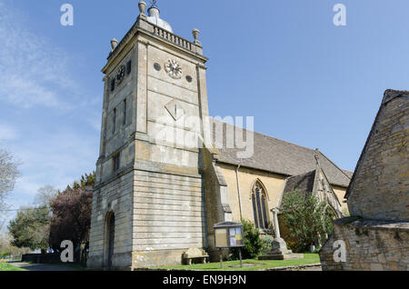 San Lorenzo la chiesa di Bourton-on-the-acqua in Cotswolds Foto Stock