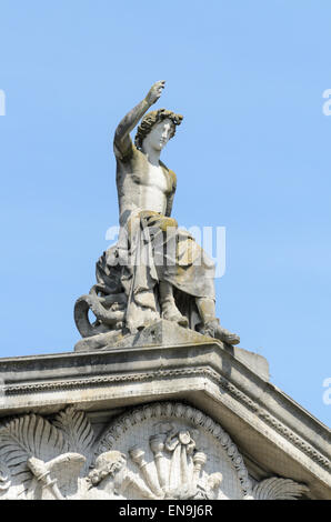 Statua sopra l'ingresso principale del museo Ashmolean Museum di Oxford, UK. Foto Stock