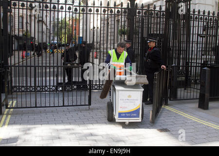 Westminster London,UK. Il 30 aprile 2015. Un uomo lo scomparto da Westminster consiglio lascia i cancelli di Downing Street. © amer ghazzal/Alamy Live News Foto Stock