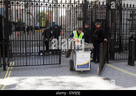 Westminster London,UK. Il 30 aprile 2015. Un uomo lo scomparto da Westminster consiglio lascia i cancelli di Downing Street. © amer ghazzal/Alamy Live News Foto Stock