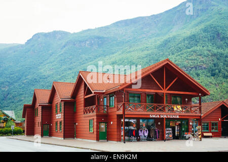 FLAM, Norvegia - 2 Agosto 2014: la stazione ferroviaria e il negozio in piccole città turistica di Flam sul lato occidentale della Norvegia nel profondo dei fiordi. Foto Stock