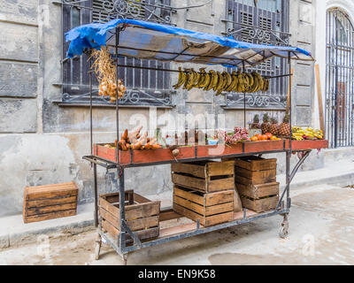 Frutta e verdura carrello sorge nella strada di La Habana Vieja la visualizzazione di cibo per la vendita. Foto Stock