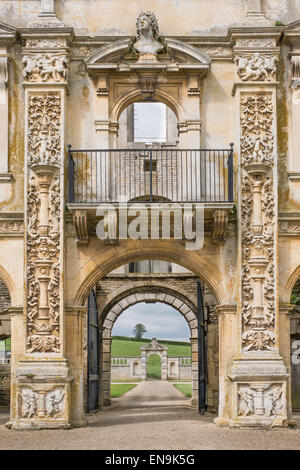 L'ingresso principale, come visto dall'interno dell'edificio, a Kirby hall, un palazzo appena fuori Corby, Inghilterra, costruito in sixteent Foto Stock