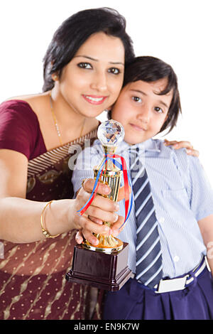 Indian madre e bambini il trofeo della vittoria Foto Stock