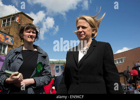 Londra, Regno Unito. Giovedì 30 Aprile 2015. Il leader del partito dei Verdi, Natalie Bennett paga una visita a parlare con la gente locale a Ridley Road Market in Dalston, Borough di Hackney, a cuore di multicultural est di Londra. Natalie Bennett è un australiano-nato uomo politico britannico e giornalista. È stata eletta per la sua posizione come leader del Partito Verde di Inghilterra e Galles nel 2012. Credito: Michael Kemp/Alamy Live News Foto Stock