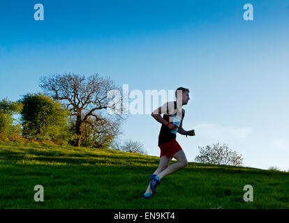 Cadde racers cross country in esecuzione su una collina nei pressi di Matlock Bath nel distretto di Peak Derbyshire Dales England Regno Unito Foto Stock