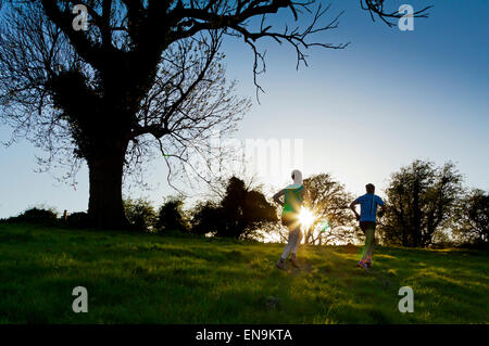 Cadde racers cross country in esecuzione su una collina nei pressi di Matlock Bath nel distretto di Peak Derbyshire Dales England Regno Unito Foto Stock