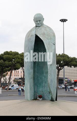 La rivista e rielaborata Papa san giovanni paolo II statua presso la Stazione Termini di Roma, Italia Foto Stock