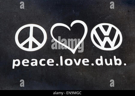 Gli adesivi che si trovano su una Volkswagen camper van pace amore Dub Foto Stock