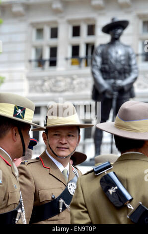 Londra, Regno Unito. Il 30 aprile, 2015. Gurkhas a raccogliere il Gurkha Memorial a Londra per commemorare i soldati uccisi nel loro reggimenti' 200 anni di storia di credito: PjrNews/Alamy Live News Foto Stock