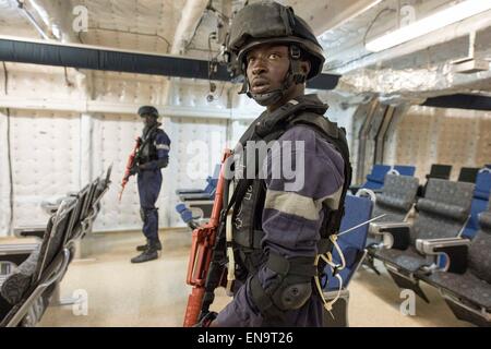 Senegalese forze militari durante una visita, scheda, ricerca e sequestro praticare a bordo i militari Sealift il comando congiunto del ad alta velocità a nave USNS Spearhead durante l'esercizio Saharan Express 25 aprile 2015 nel Golfo di Guinea. Foto Stock