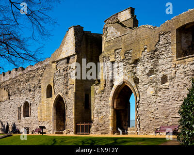 Le rovine del castello di Newark in Newark on Trent NOTTINGHAMSHIRE REGNO UNITO Inghilterra costruita a metà del XII secolo e restaurato nel XIX secolo Foto Stock