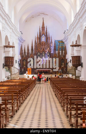 Cuba Trinidad Plaza Mayor Iglesia Parroquial de la Santisima chiesa della Santa Trinità di fine ottocento banchi interno altare Foto Stock