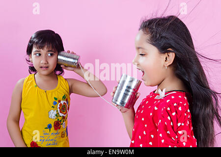 2 bambini indiani amici giocattolo godere del telefono Foto Stock