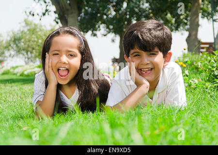 2 bambini indiani amici godere del parco Foto Stock