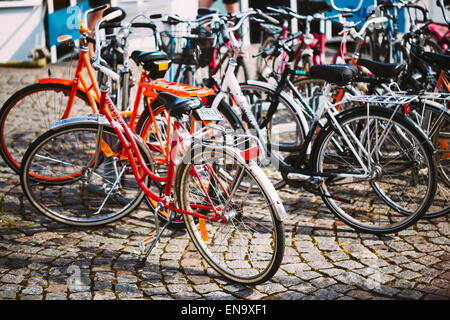 HELSINKI, Finlandia - 27 luglio 2014: le biciclette parcheggiate sul marciapiede. Bike Parcheggio bici in città. Foto Stock