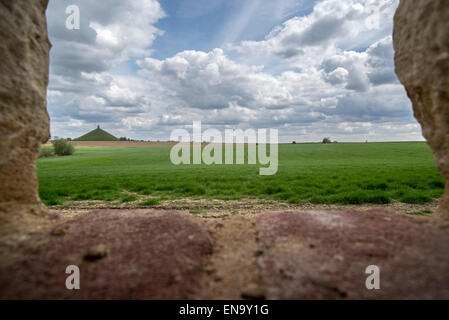 Campo di battaglia di Waterloo e Lion Hill visto attraverso la lacuna nella parete del giardino di Château d' Hougoumont, la battaglia di Waterloo, Belgio Foto Stock