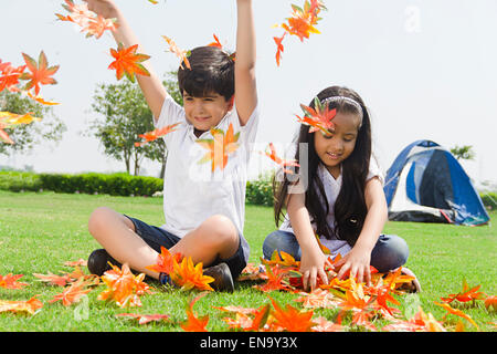 2 bambini indiani amici godere del parco Foto Stock