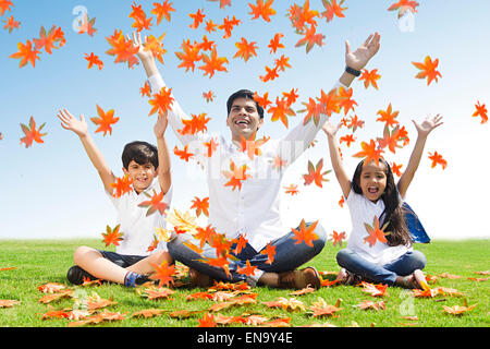Padre indiano e kids fun park Foto Stock