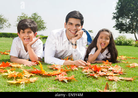 Padre indiano e parco per bambini godono di Foto Stock