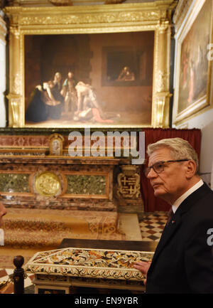 Il Presidente tedesco Joachim Gauck si erge davanti al dipinto "La decollazione di San Giovanni Battista" dell'artista italiano Caravaggio durante una visita alla Basilica di San Giovanni Concattedrale a La Valletta, Malta, 30 aprile 2015. Gauck è su una due giorni di visita a Malta. Foto: RAINER JENSEN/dpa Foto Stock