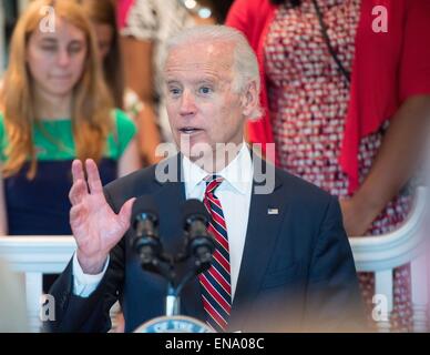 Vice Presidente USA Joe Biden offre commento al quarto anniversario di unire le forze, un programma che fornisce il supporto per i membri del servizio, i veterani e le loro famiglie presso la Naval Observatory Aprile 27, 2015 a Washington, DC. Foto Stock