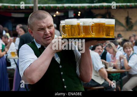 Cameriere che serve birra presso il tradizionale Kirtag (fair) in Altaussee, Stiria, Austria Foto Stock