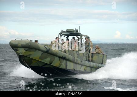 Philippine Marine commando durante le operazioni di formazione con US Navy SEAL costiere squadrone fluviale 3 commandos di pattuglia nella baia di Manila Aprile 28, 2015 a Manila nelle Filippine. Foto Stock