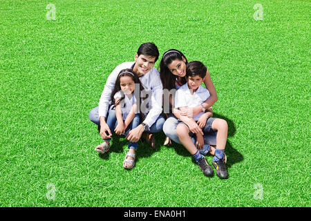 Indian i genitori e i bambini godono di parcheggio Foto Stock