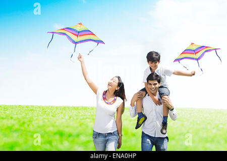 Indian genitori con figlio fun park Foto Stock