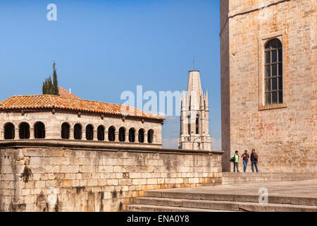 Il piano superiore di Casa Laporta e il campanile di Sant Feliu Chiesa Collegiata, dalla cattedrale precinct, Girona, Cataloni Foto Stock