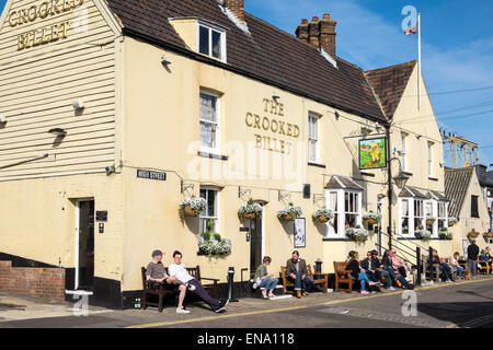 Città cruses barca con i passeggeri sul fiume Tamigi Foto Stock