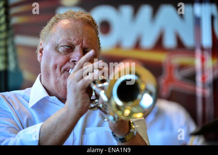 International Jazz giorno in Londonderry, Irlanda del Nord - 30 aprile 2015. Bill Cheney dai Borbone Swing Jazz Band giocando in Londonderry per contrassegnare UNESCO World International Jazz giorno e la apertura della città di Derry Jazz Festival, che durerà fino al 4 maggio. Credito: George Sweeney/Alamy Live News Foto Stock