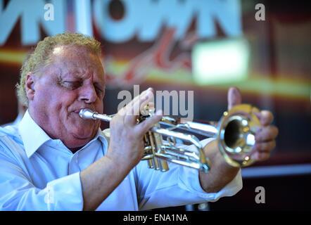 International Jazz giorno in Londonderry, Irlanda del Nord - 30 aprile 2015. Bill Cheney dai Borbone Swing Jazz Band giocando in Londonderry per contrassegnare UNESCO World International Jazz giorno e la apertura della città di Derry Jazz Festival, che durerà fino al 4 maggio. Credito: George Sweeney/Alamy Live News Foto Stock