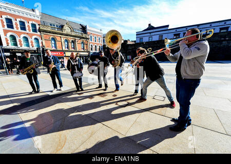 International Jazz giorno in Londonderry, Irlanda del Nord - 30 aprile 2015. La Dutch JayDee Brass Band giocando in Londonderry per contrassegnare UNESCO World International Jazz giorno e la apertura della città di Derry Jazz Festival, che durerà fino al 4 maggio. Credito: George Sweeney/Alamy Live News Foto Stock