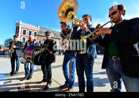 International Jazz giorno in Londonderry, Irlanda del Nord - 30 aprile 2015. La Dutch JayDee Brass Band giocando in Londonderry per contrassegnare UNESCO World International Jazz giorno e la apertura della città di Derry Jazz Festival, che durerà fino al 4 maggio. Credito: George Sweeney/Alamy Live News Foto Stock