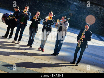 International Jazz giorno in Londonderry, Irlanda del Nord - 30 aprile 2015. La Dutch JayDee Brass Band giocando in Londonderry per contrassegnare UNESCO World International Jazz giorno e la apertura della città di Derry Jazz Festival, che durerà fino al 4 maggio. Credito: George Sweeney/Alamy Live News Foto Stock