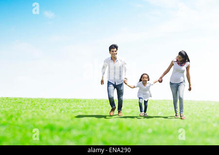 Indian genitori e figlia park in esecuzione Foto Stock