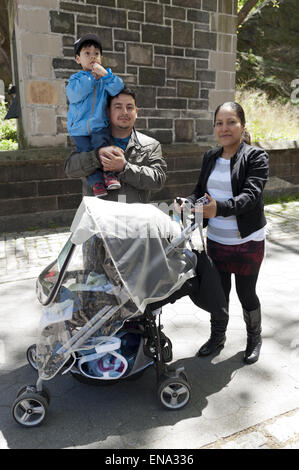 Famiglia messicana al Cinco de Mayo parade su Central Park West in NYC. Foto Stock