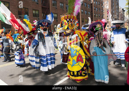 Ballerini Chinelos al Cinco de Mayo parade su Central Park West in NYC. Foto Stock